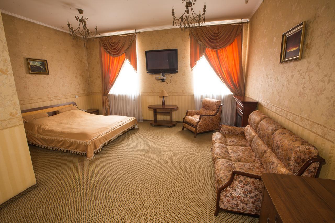 Magnat Lux Hotel 체르니우치 외부 사진